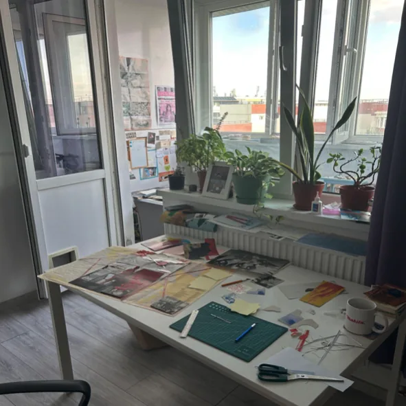 Două fotografii din atelierul artistei.